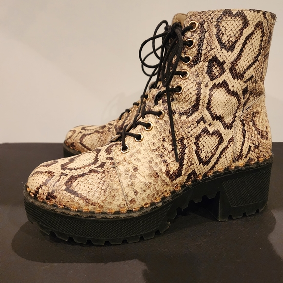 VINCE CAMUTO "Mecale" Leather Python Print COMBAT BOOTS SIZE 8.5M - Picture 3 of 16